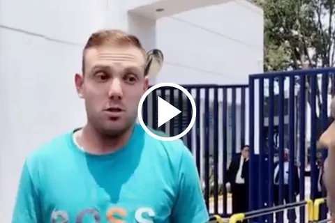 Aficionados de Cruz Azul confrontan a Rodolfo Rotondi en La Noria