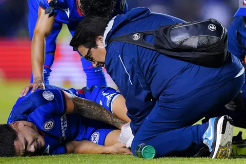 ¡Terribles noticias para Cruz Azul! El Toro Fernández queda fuera del Clausura 2024 por lesión