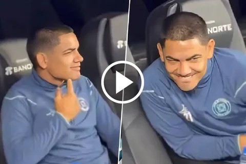 Divertido momento para el ex Pumas en el banquillo.