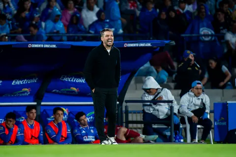 Larcamón rompe el silencio y habla claro a los “olvidados” de Cruz Azul rumbo a la Leagues Cup