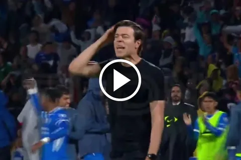 El entrenador de Pumas, elocuente con su reacción tras el gol de Cruz Azul.