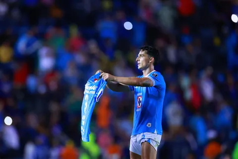 ¿Por qué Lorenzo Faravelli mostró una playera con el nombre de Juan Izquierdo y el Toro lo aplaudió?