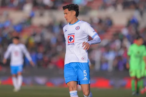 Polémica: Chiquete Orozco debió ver la roja en su debut con Cruz Azul y desde Chivas se mofan