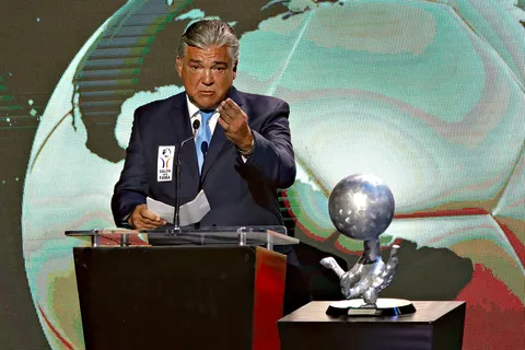 El ex arquero de América calentó la previa del Clásico Joven ante Cruz Azul.