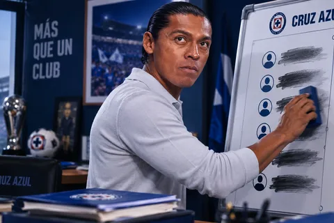 Joel Huiqui aplicó mano dura y corrió a varias figuras del once titular.