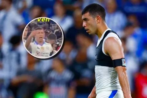 Las cámaras tomaron a Erik dando indicaciones con cierta molestia.