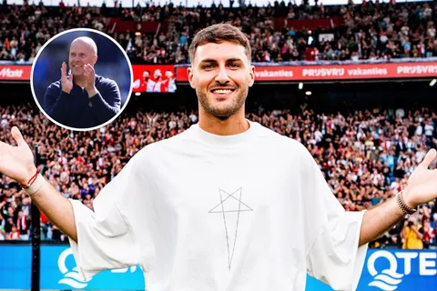 Santiago Giménez recibió elogios de su ex DT en Feyenoord.