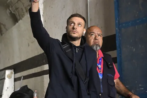 Anselmi saca pecho con la afición celeste.