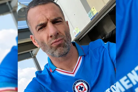 "Yo no diría que son wow": la reacción de Tito Villa a los nuevos uniformes de Cruz Azul con Pirma