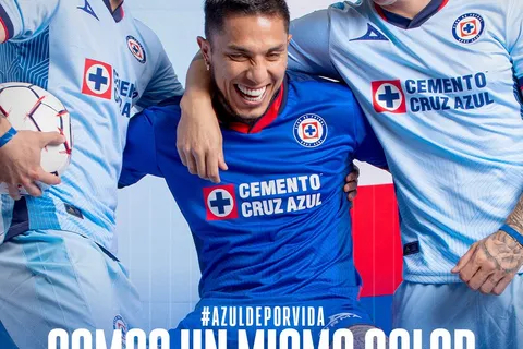 Presentaron las playeras de Cruz Azul.