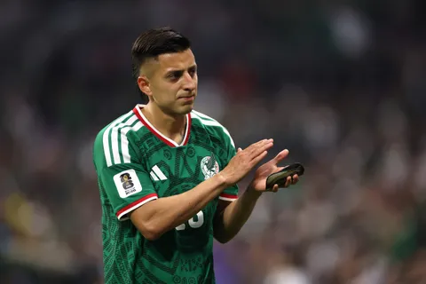 El Piojo Alvarado destaca en la producción ofensiva de México con pases de gol.