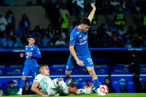El argentino es titular indiscutido para Larcamón.
