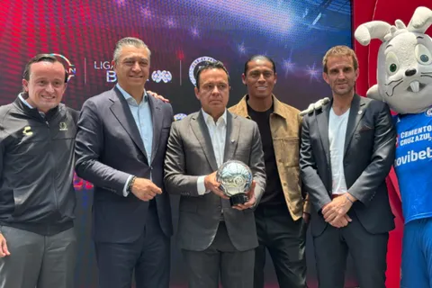 Cruz Azul es premiado como el mejor equipo de la Liga MX y Velázquez dejó un mensaje a la afición