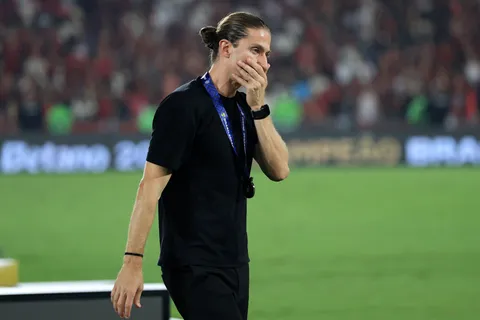 ¿No dirige contra Cruz Azul? La Conmebol sancionará a Filipe Luis por "irregularidades"