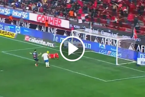 Giakoumakis sigue de racha goleadora.