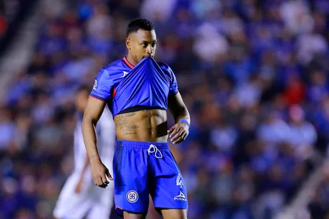 La noticia que muestra el mal torneo de Willer Ditta en Cruz Azul