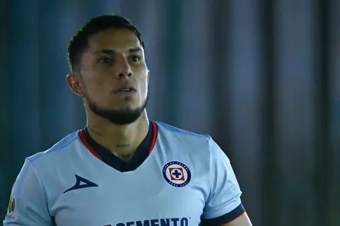 Carlos Salcedo llega a tiempo para el Clásico Joven