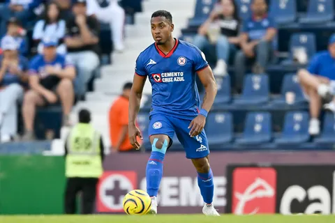 ¿Willer Ditta puede ser suspendido en Cruz Azul por acumulación de tarjetas amarillas?