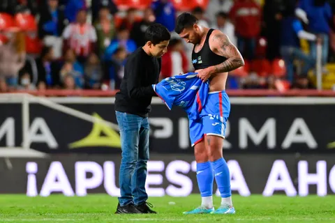 Los jugadores tenían que pagar por uniformes: la última gran polémica de Joma con Cruz Azul