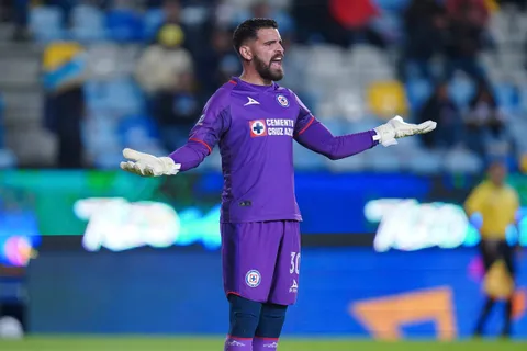 La llegada de un nuevo portero en Cruz Azul dependerá de Andrés Gudiño