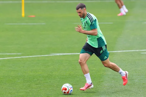 Santiago Giménez no jugó en el debut de México