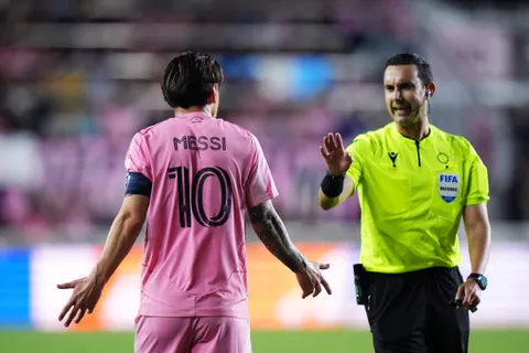 César Ramos Palazuelos tuvo una polémica actuación con el equipo de Lionel Messi.