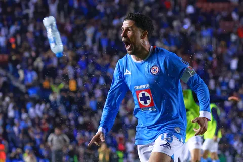 "No sobran huev...", la promesa de Nacho Rivero a la afición de Cruz Azul en la serenata