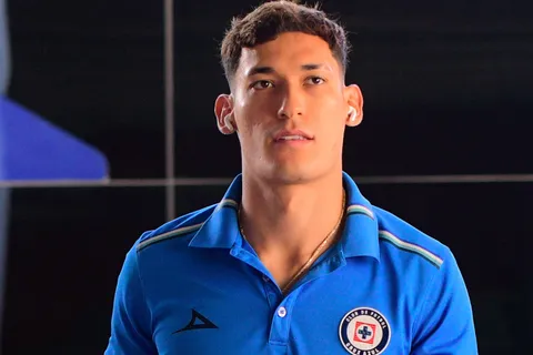 El defensor mexicano tardaría más de lo pensado en volver a jugar.