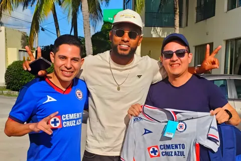 Miguel Borja regresó de Colombia para firmar su vínculo con Cruz Azul.