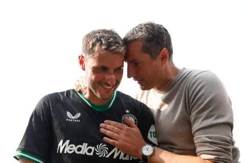 Entrenador del Feyenoord habló de la posible salida de Santi Giménez