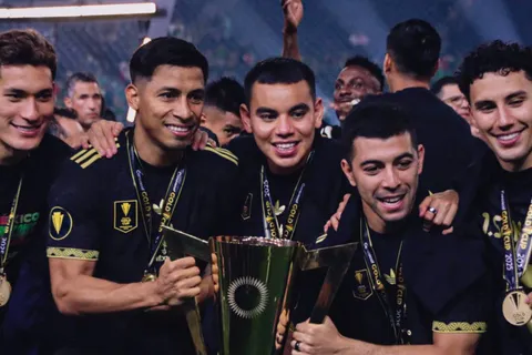 La playera de uno de los campeones cementeros de Copa Oro será exhibida en Europa.