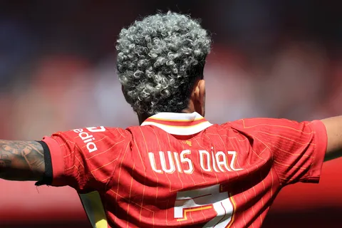 La salida de Luis Díaz al Manchester City acercaría a Santiago Giménez al Liverpool