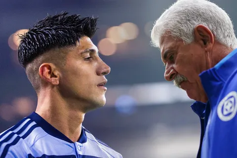 La llegada de Alan Pulido a Cruz Azul es complicada