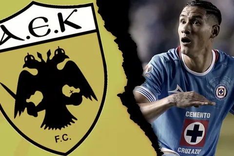 "Negociación casi caída", Uriel Antuna más cerca de quedarse en Cruz Azul que de salir al AEK de Grecia