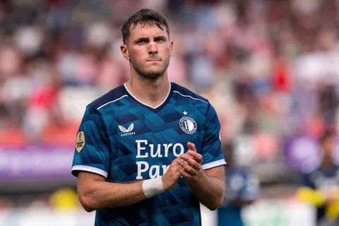 Santiago Giménez saldría del Feyenoord por una alta cifra