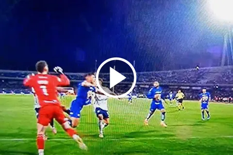 ¿Fue penal de Willer Ditta? Un ex árbitro da la razón a Nicolás Larcamón tras empate de Cruz Azul