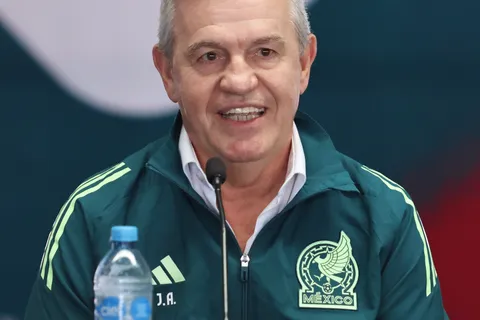 Vasco Aguirre lanza su convocatoria y deja fuera a una figura de Cruz Azul.