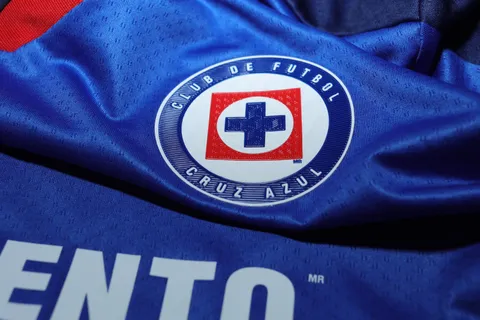 Dos equipos argentinos se lanzan por un jugador de Cruz Azul