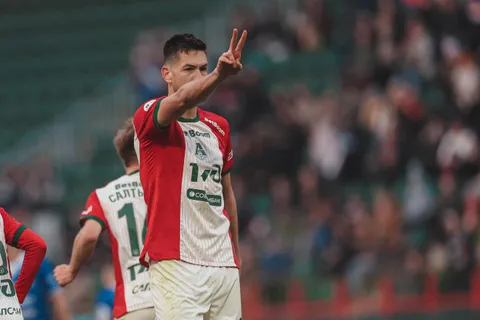 César Montes atraviesa un presente complicado en el inicio de la temporada en Rusia.