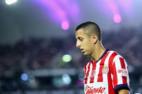 El Piojo Alvarado no tuvo el mejor semestre con la playera de Chivas.