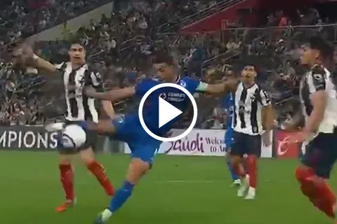 Erik Lira abrió el marcador en favor de Cruz Azul en el primer juego de Concacaf ante Rayados.