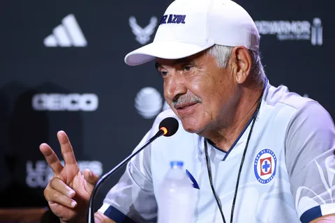 Ricardo Ferretti, entre dos posturas de la directiva de Cruz Azul