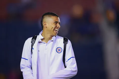 Cruz Azul presume a Mier y Gudiño con los nuevos uniformes de entrenamiento de portero