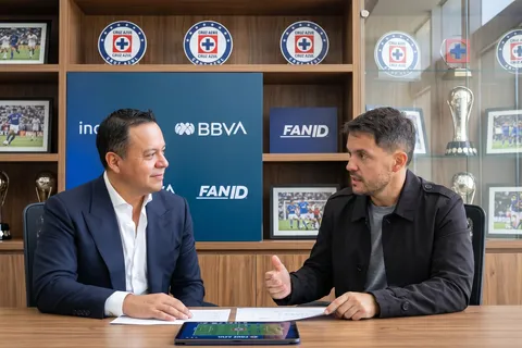 Nicolás Larcamón se refirió a Víctor Velázquez tras su salida de Cruz Azul.