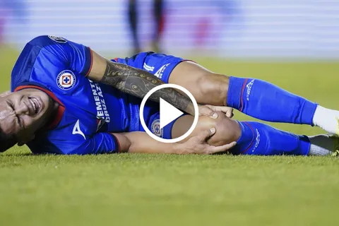 Baja en Cruz Azul: Toro Fernández se lesionó la rodilla.