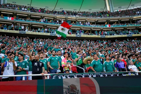 Afición de México explota por la suplencia de Santiago Giménez y titularidad del Memote