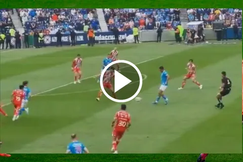 Luis Romo fue una de las grandes figuras ante NEcaxa y deslumbró a todo Cruz Azul.