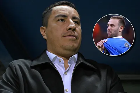Efraín Juárez estuvo de visita observando a Cruz Azul