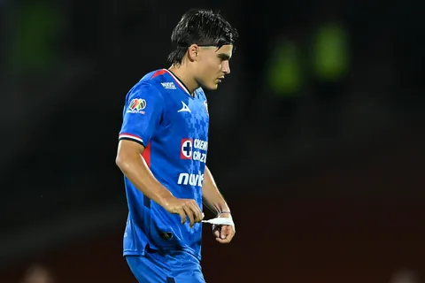 Luka Romero será baja en Cruz Azul tras ver la cartulina roja.