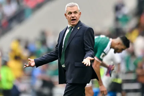 Javier Aguirre se refirió al debate entre Erik Lira y Edson Álvarez.